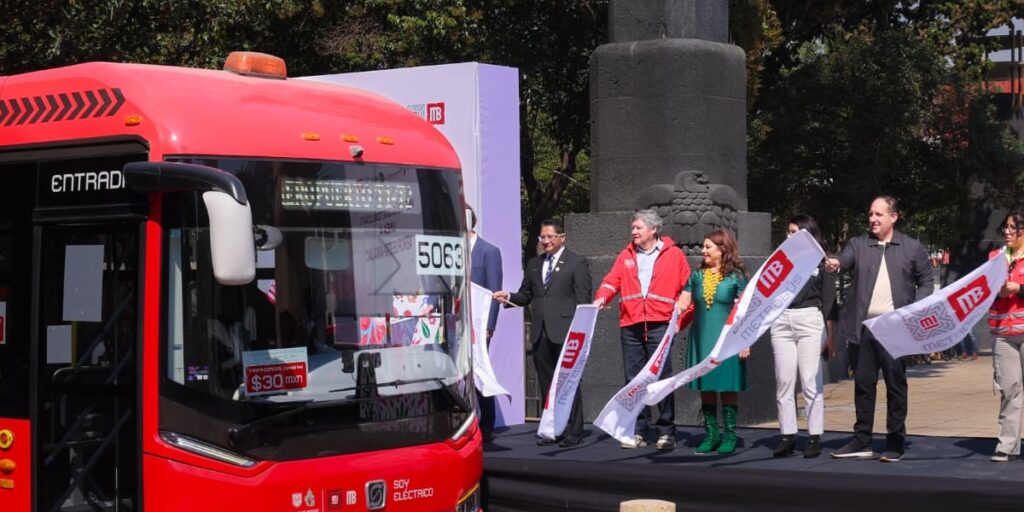 La-jefa-de-Gobierno,-Clara-Brugada,-fue-la-encargada-de-dar-el-banderazo-de-salida-a-las-19-nuevas-unidades-del-Metrobús.Factor-Automotor La jefa de Gobierno, Clara Brugada, fue la encargada de dar el banderazo de salida a las 19 nuevas unidades del Metrobús.