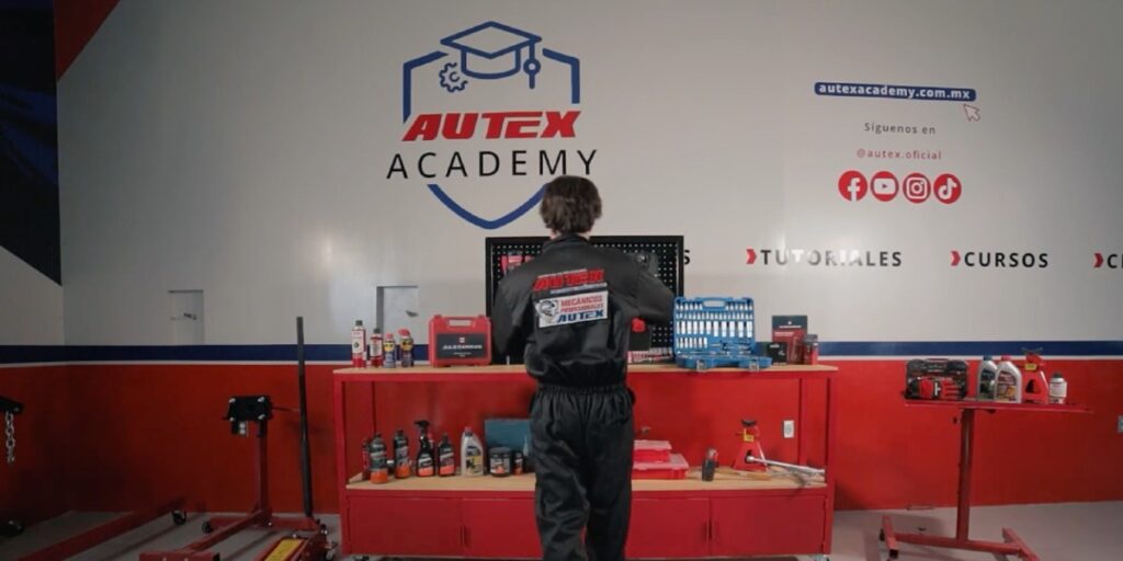 Autex Academy ofrece módulos de capacitación y certificación para maestros mecánicos. Factor Automotor