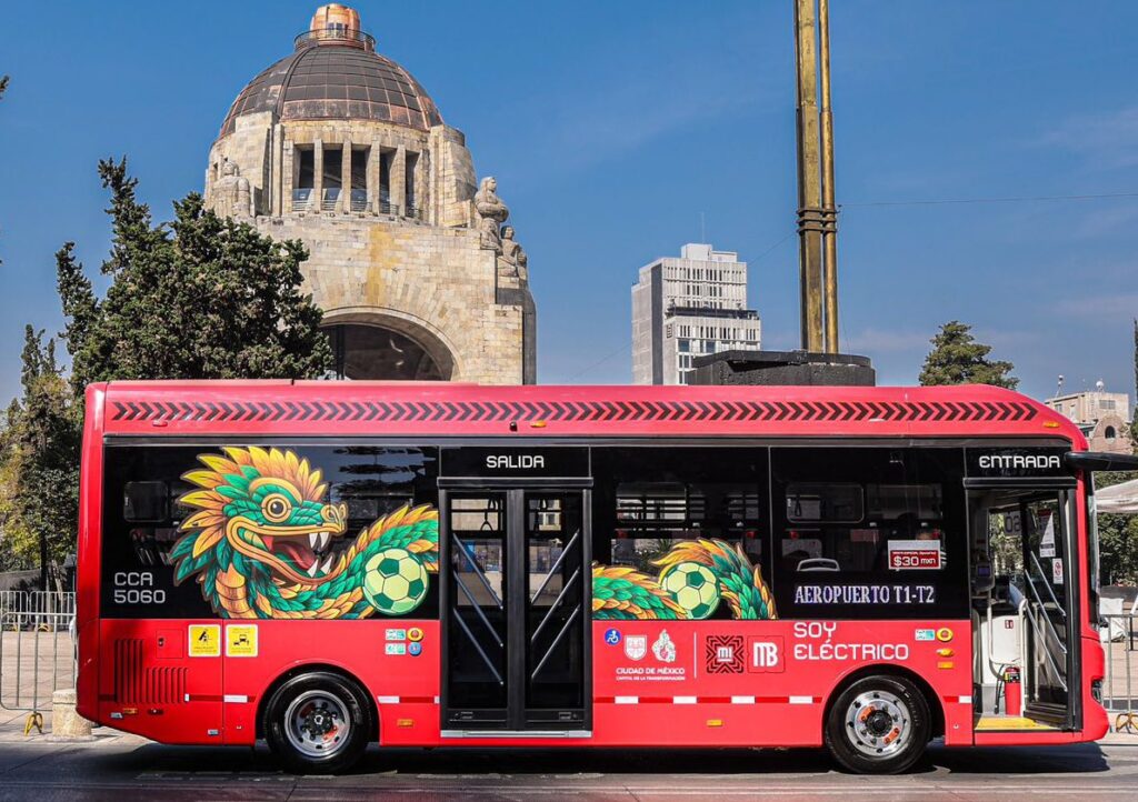 Los autobuses Sunwin de la Línea 4 del Metrobús están decorados con la imagen del dios prehispánico Quetzalcóatl. Factor Automotor Los autobuses Sunwin de la Línea 4 del Metrobús están decorados con la imagen del dios prehispánico Quetzalcóatl. Factor Automotor
