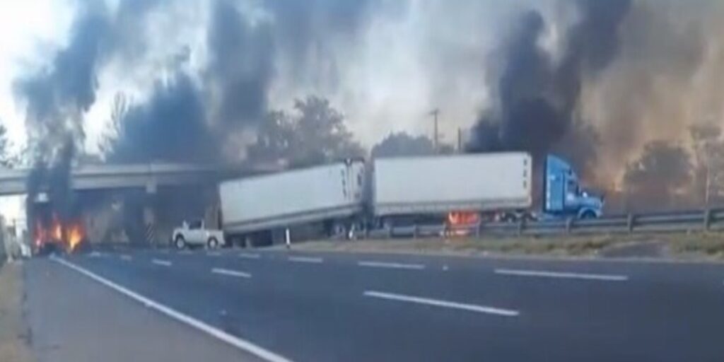 En la autopista Tecomán-Lázaro Cárdenas se reportó la quema de unidades asociada a narcobloqueos. Factor Automotor