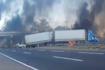 En la autopista Tecomán-Lázaro Cárdenas se reportó la quema de unidades asociada a narcobloqueos. Factor Automotor