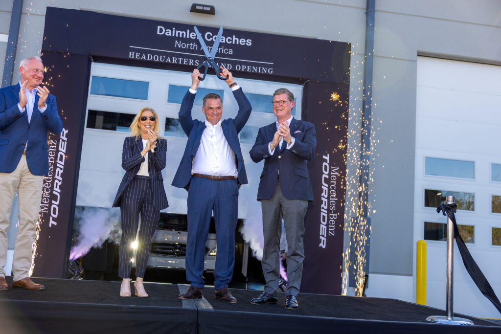 Ejecutivos de Daimler Coaches North America y el cónsul alemán Christofer Burger estuvieron presentes en la inauguración de la nueva sede en Jacksonville. Factor Automotor