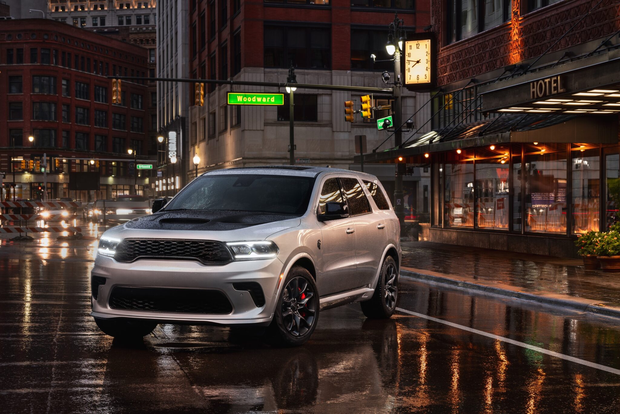 Un nuevo SUV de Dodge tiene espacio para tres filas de asientos y acabados premium que se complementan con un poderoso motor. Factor Automotor
