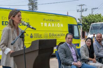 (Der) Alejandra Méndez, directora de Fundación Traxion durante la presentación del Informe Anual Traxion. Factor Automotor