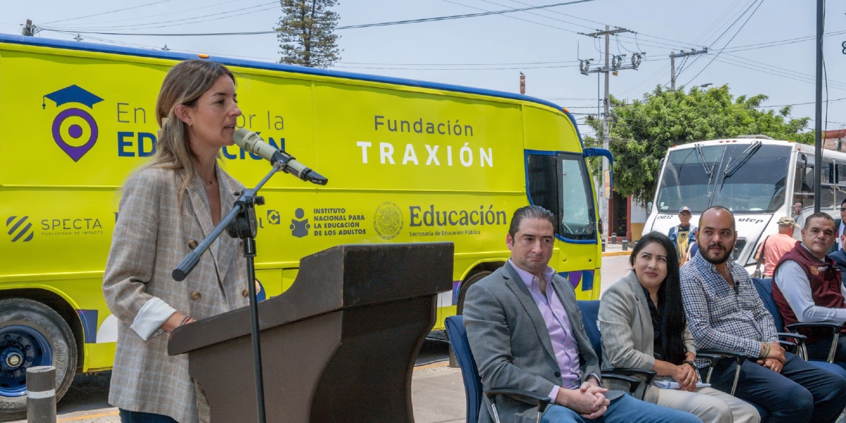 (Der) Alejandra Méndez, directora de Fundación Traxion durante la presentación del Informe Anual Traxion. Factor Automotor