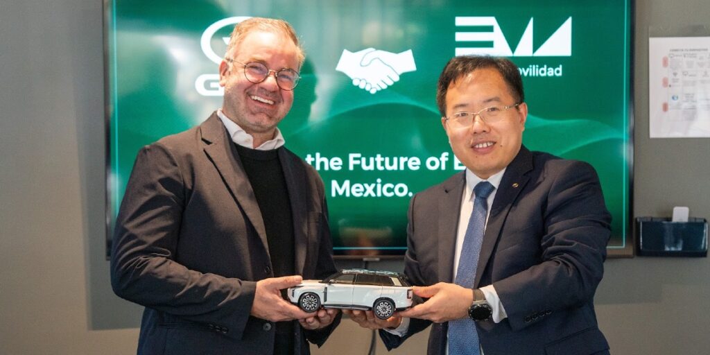 Eugenio Grandio, presidente de la EMA y Rafe Huang, presidente de GAC México, durante la firma de la integración.  Factor Automotor