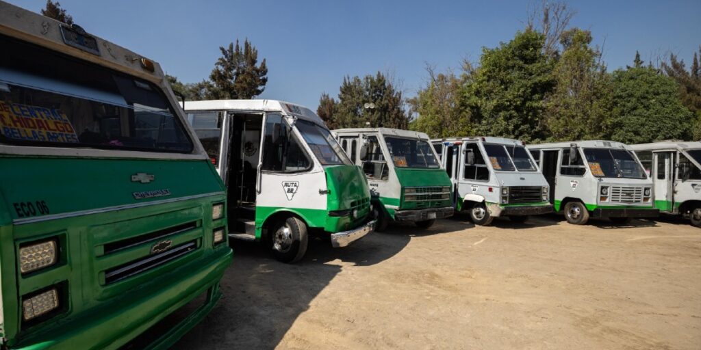 La chatarrización de microbuses viejos se tarda alrededor de cuatro minutos. Factor Automotor