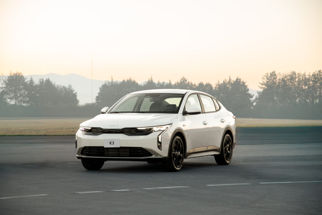 KIA K3 estará disponible en sedán y hatchback con motor de 1.6 Litros capaz de generar 121 caballos de fuerza. Factor Automotor KIA K3 estará disponible en sedán y hatchback con motor de 1.6 Litros capaz de generar 121 caballos de fuerza. Factor Automotor