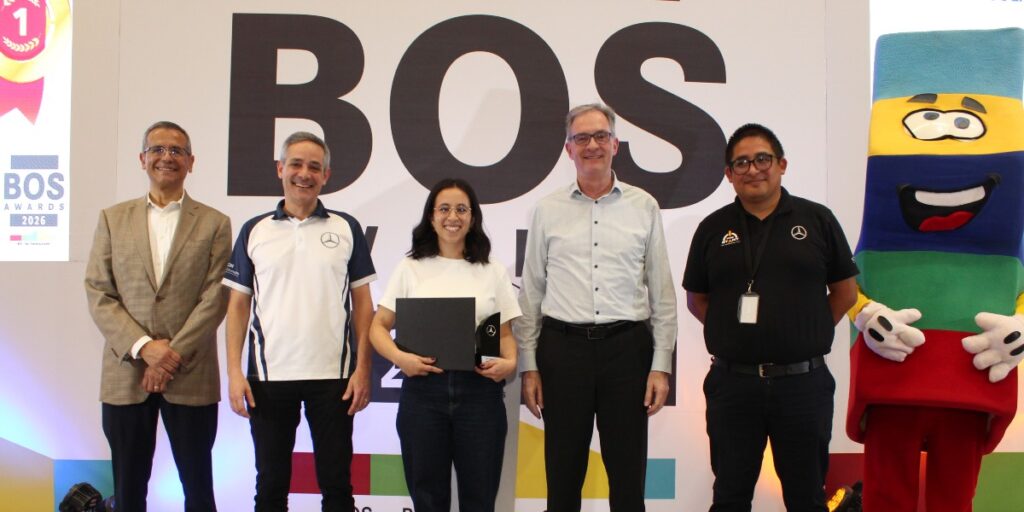 (Der.) Raúl García, director de operaciones de Mercedes-Benz Autobuses, estuvo presente durante la 20 edición de los BOS Awards 2026. 
Factor Automotor