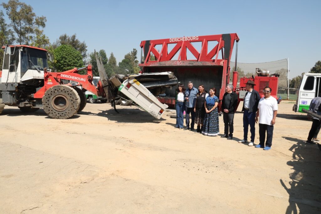 El proceso de chatarrización dura aproximadamente cinco minutos, en los que el microbús es convertido en una placa de acero. Factor Automotor