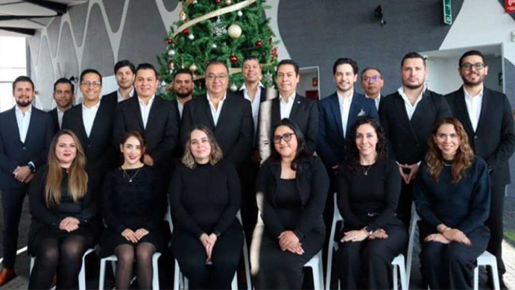 Ricardo Rodríguez Vázquez, Director for Mexico Market de Nissan Fleet Solutions, junto al equipo responsable del programa en Nissan Mexicana.