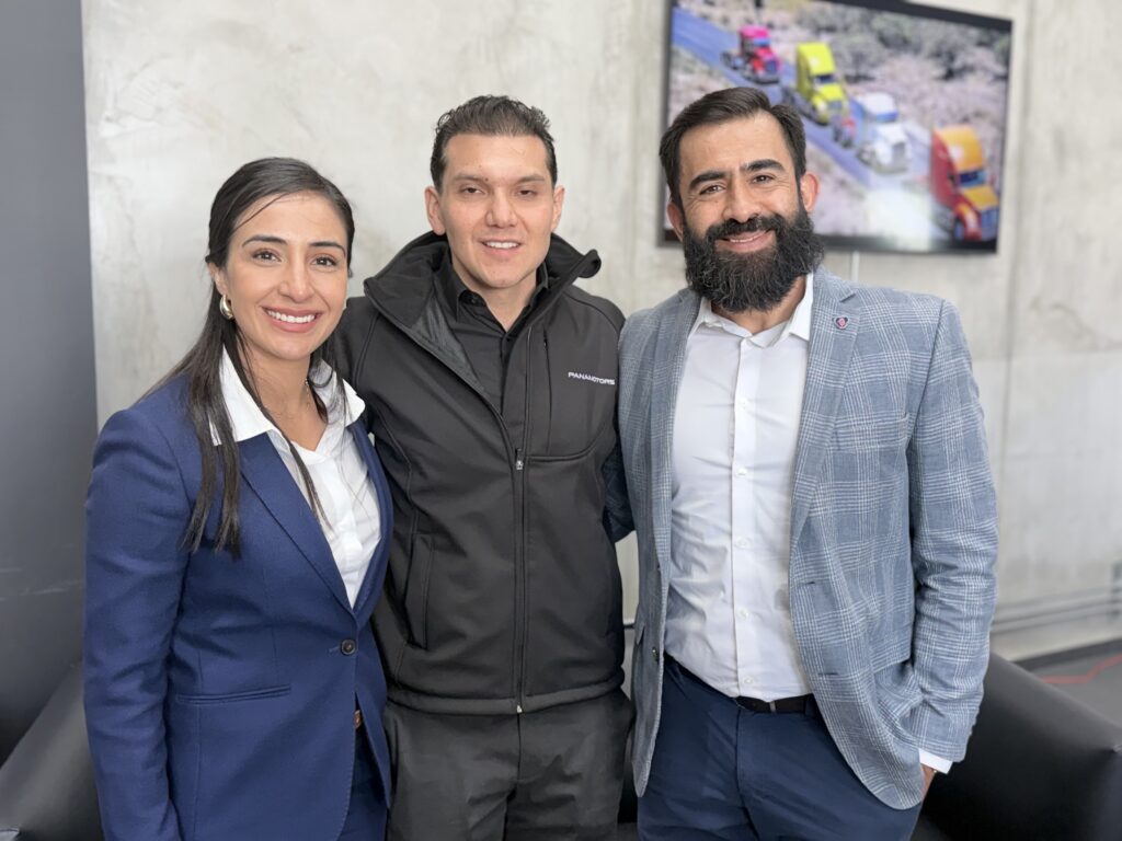 Alfredo Amador, director general de Panamotors y David Hernández, gerente de cuentas y vehículos usados en Scania México. Factor Automotor