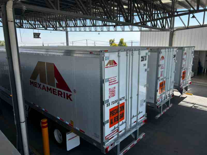 Las unidades incluyen suspensión Hendrickson, frenos ABS Wabco y defensa lateral Transtex para mayor seguridad y durabilidad.