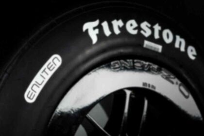 Los compuestos Firehawk incorporan materiales renovables y reciclados sin comprometer el rendimiento en pista.