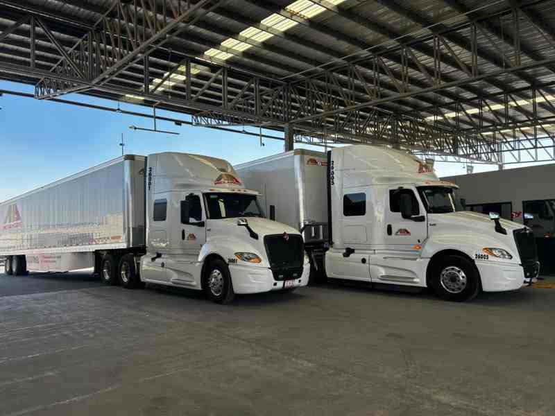 Transportes Mexamerik refuerza su capacidad logística con la incorporación de tractocamiones y remolques nuevos.