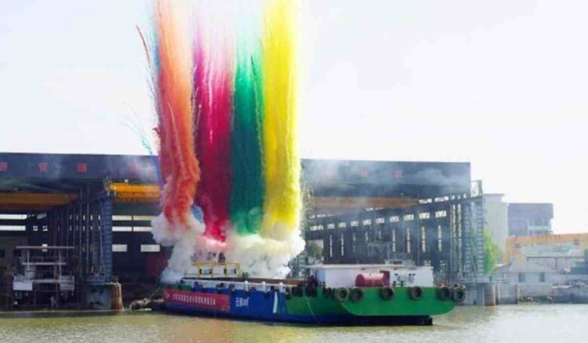 Geely presentó el primer barco multiusos impulsado por tecnología híbrida de metanol para reducir emisiones en el transporte marítimo.