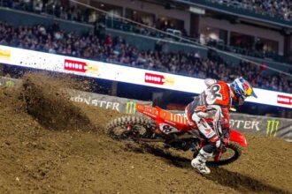 Hunter Lawrence consiguió el segundo lugar en Anaheim 2 y se mantiene en la pelea por el campeonato AMA Supercross 450.