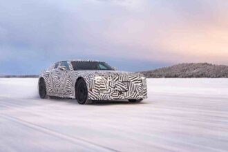 Prototipos del nuevo GT eléctrico de Jaguar enfrentan temperaturas de hasta –40 °C en pruebas invernales en Suecia.