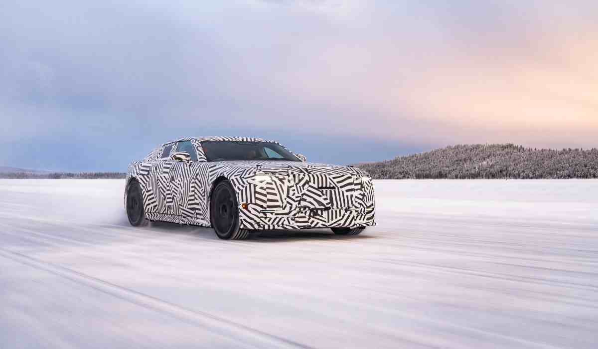 Prototipos del nuevo GT eléctrico de Jaguar enfrentan temperaturas de hasta –40 °C en pruebas invernales en Suecia.