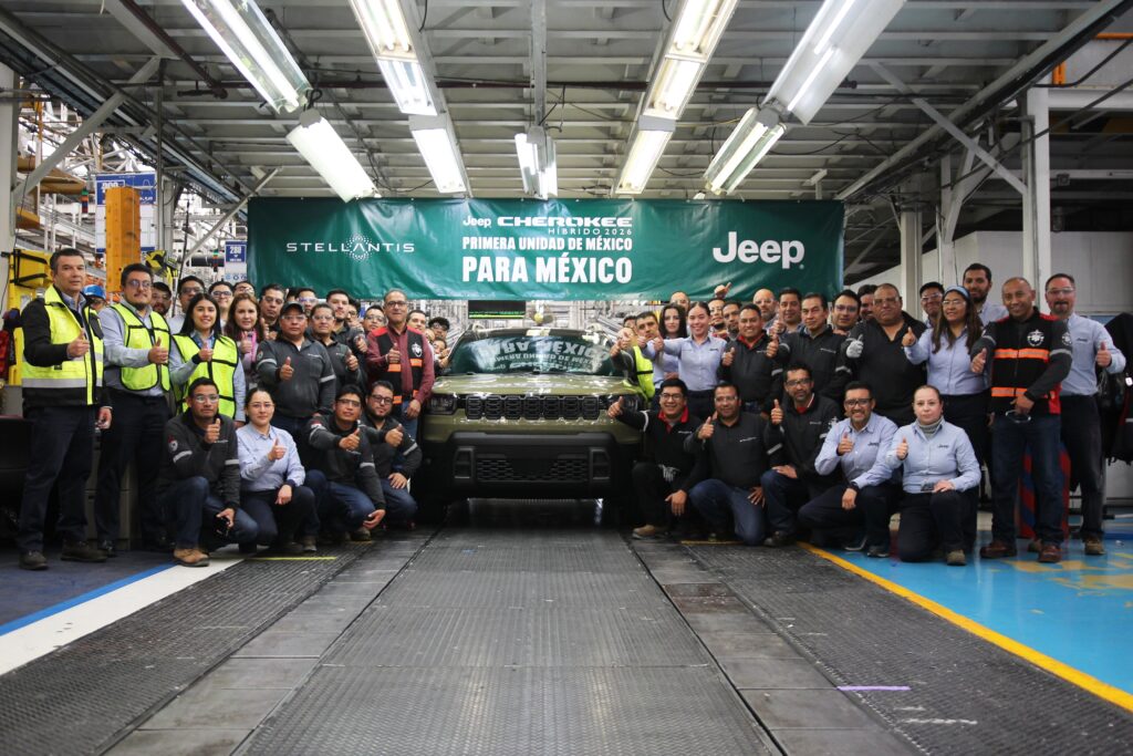 Jeep Cherokee híbrido comenzará a comercializarse en México a finales del primer trimestre de 2026. Factor Automotor