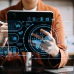 La tecnológica apuesta por la IA para automatizar cumplimiento, reducir riesgos regulatorios y eliminar procesos manuales en operaciones físicas.