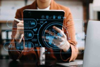 La tecnológica apuesta por la IA para automatizar cumplimiento, reducir riesgos regulatorios y eliminar procesos manuales en operaciones físicas.