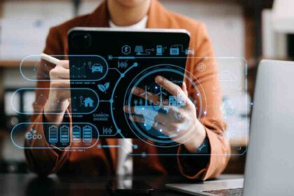 La tecnológica apuesta por la IA para automatizar cumplimiento, reducir riesgos regulatorios y eliminar procesos manuales en operaciones físicas.