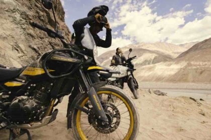 Rodar en pareja también implica responsabilidad: especialistas de Royal Enfield recuerdan la importancia del equipo de protección en cada salida.