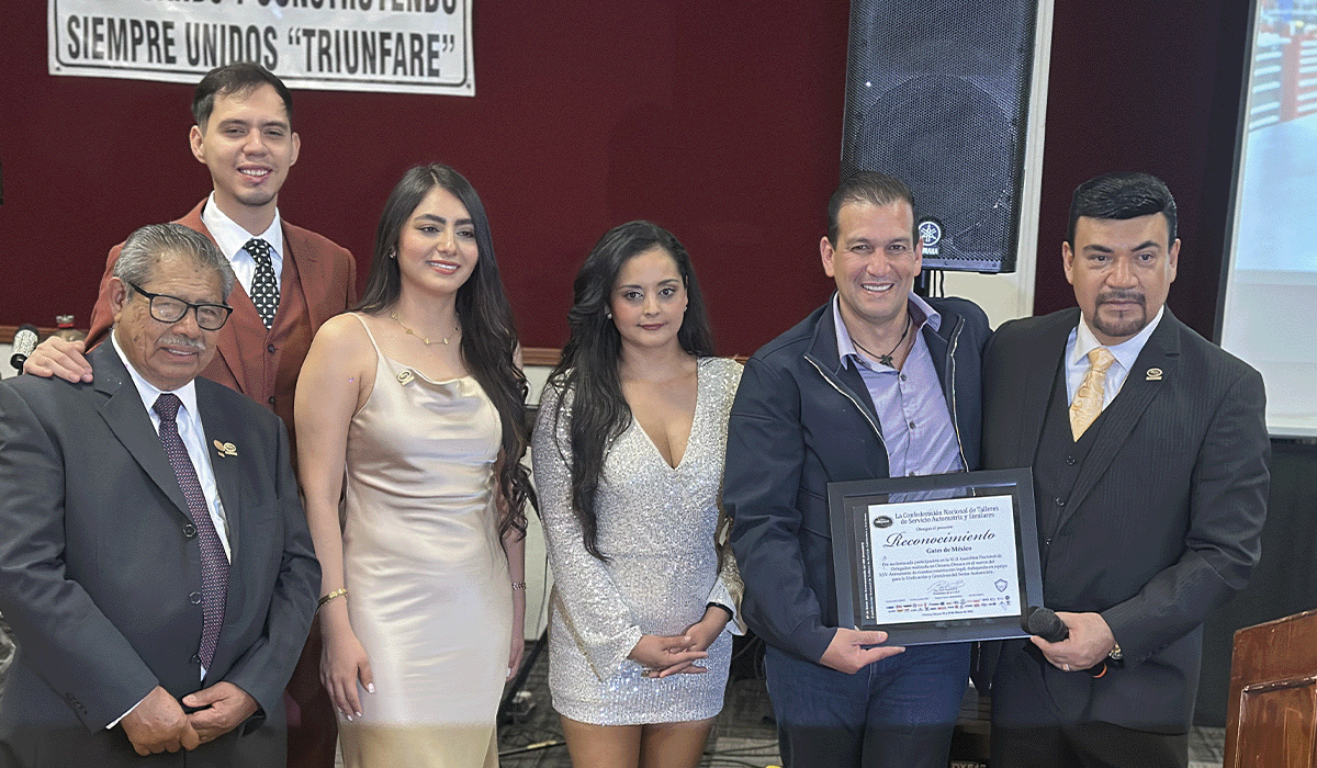 Entrega de reconocimiento en los 25 años de la Confederación Nacional de Talleres con directivos y representantes del sector automotriz en México