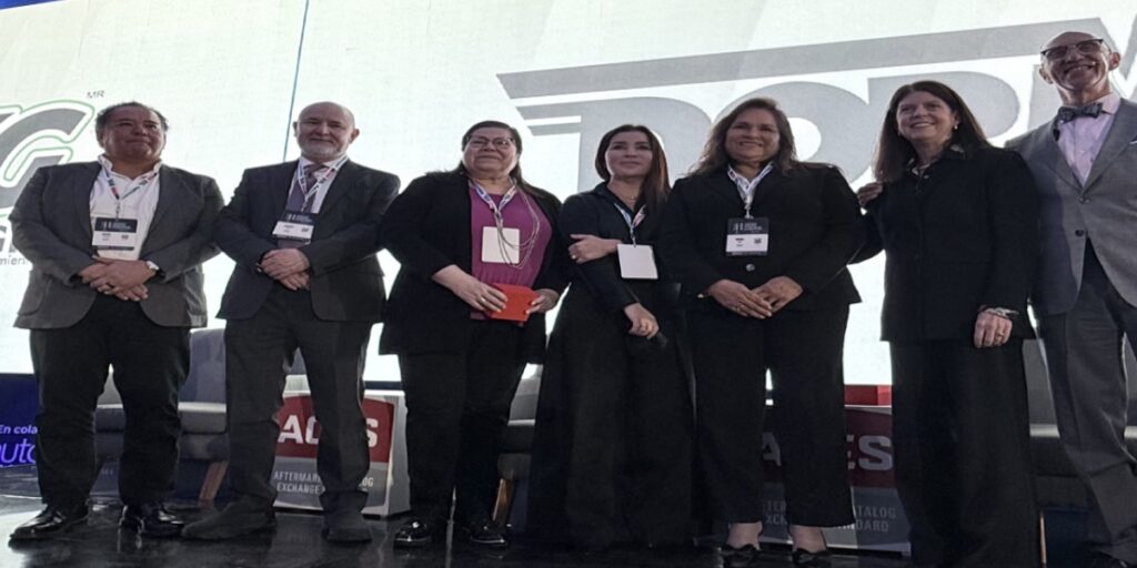 (Séptimo. der.) Norma Elías Cárdenas, actual presidenta de ARIDRA, reunió a especialistas del sector que abordaron los distintos del mercado de autopartes en el CMDA 2026. Factor Automotor