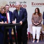 Carmen Rodríguez Armenta, directora del CENEVAL y Francisco González, presidente de la INA, durante la firma del acuerdo de colaboración. Factor Automotor