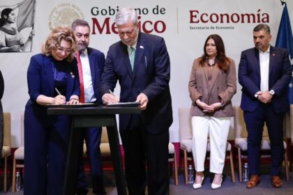 Carmen Rodríguez Armenta, directora del CENEVAL y Francisco González, presidente de la INA, durante la firma del acuerdo de colaboración. Factor Automotor
