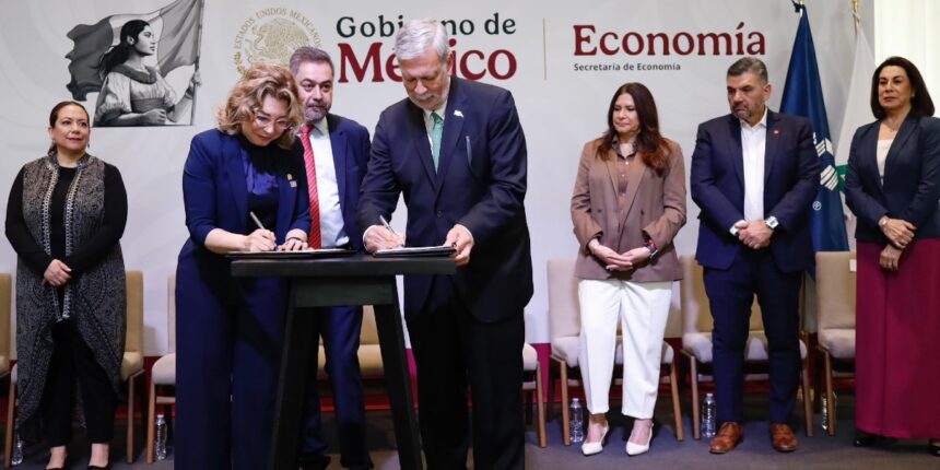 Carmen Rodríguez Armenta, directora del CENEVAL y Francisco González, presidente de la INA, durante la firma del acuerdo de colaboración. Factor Automotor