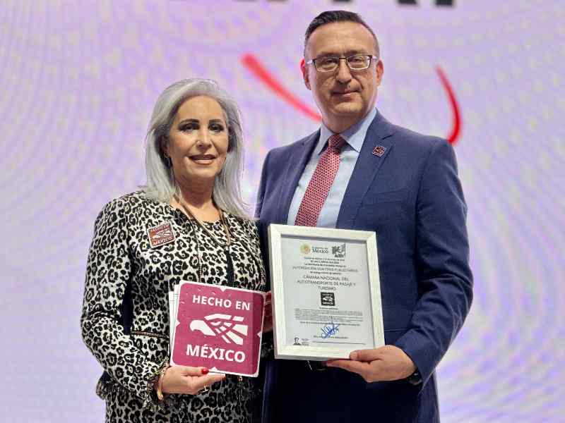  Bárbara Botello Santibáñez Directora General de Plan de Marca Nacional y Políticas de Marcas Nacionales en la Secretaría de Economía del Gobierno de México y Antonio Zaldivar,m presidente de CANAPAT