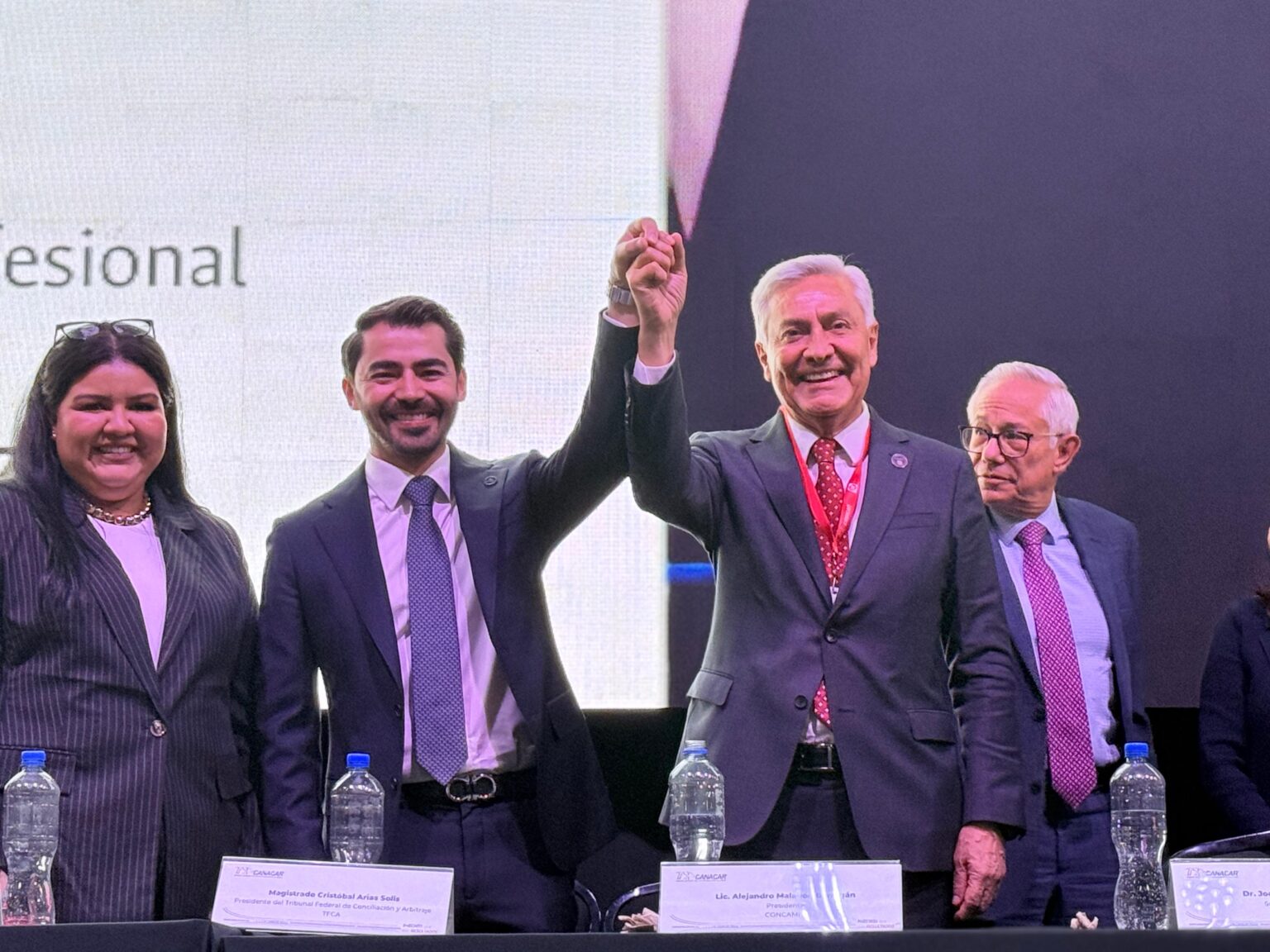 (cent.) Augusto Ramos, durante su toma de protesta como nuevo presidente de la CANACAR en la Asamblea General Ordinaria 2026. Factor Automotor