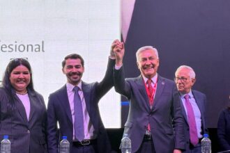 (cent.) Augusto Ramos, durante su toma de protesta como nuevo presidente de la CANACAR en la Asamblea General Ordinaria 2026. Factor Automotor
