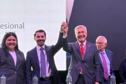 (cent.) Augusto Ramos, durante su toma de protesta como nuevo presidente de la CANACAR en la Asamblea General Ordinaria 2026. Factor Automotor