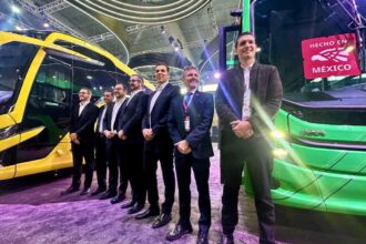 MegaFlux presenta una unidad eléctrica de 12 metros con capacidad para 100 pasajeros durante Expo Foro Movilidad 2026.