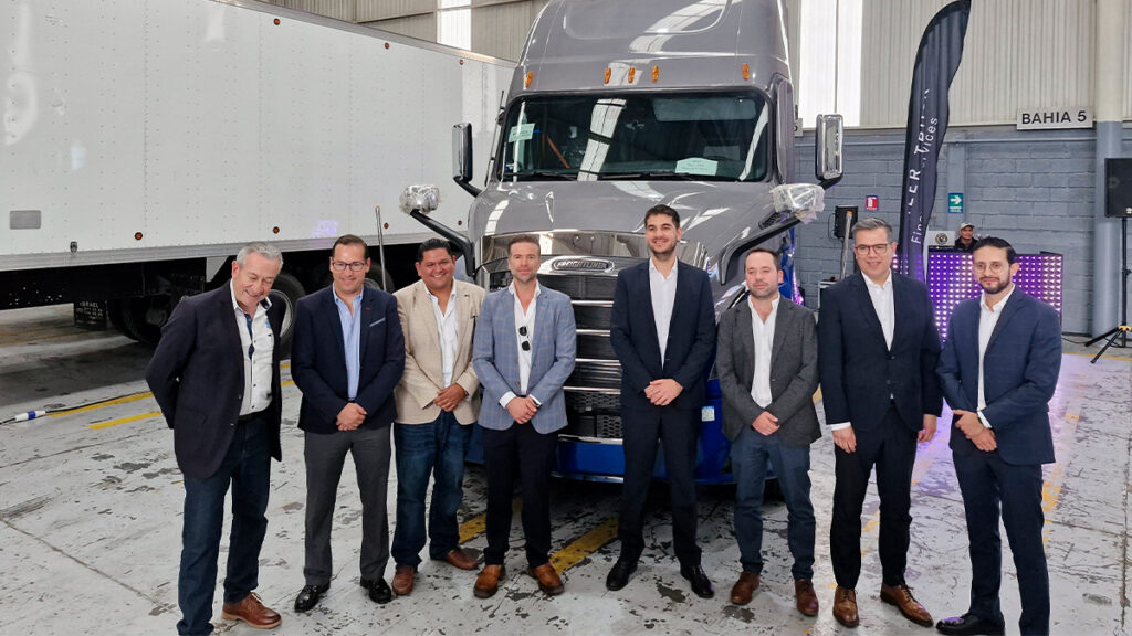 Directivos de Camiones Rivera y Daimler Truck posan durante la inauguración del complejo de servicio Camiones Rivera Toluca en Xonacatlán, Estado de México