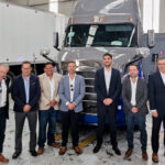 Directivos de Camiones Rivera y Daimler Truck posan durante la inauguración del complejo de servicio Camiones Rivera Toluca en Xonacatlán, Estado de México Factor automotor