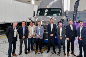 Directivos de Camiones Rivera y Daimler Truck posan durante la inauguración del complejo de servicio Camiones Rivera Toluca en Xonacatlán, Estado de México Factor automotor