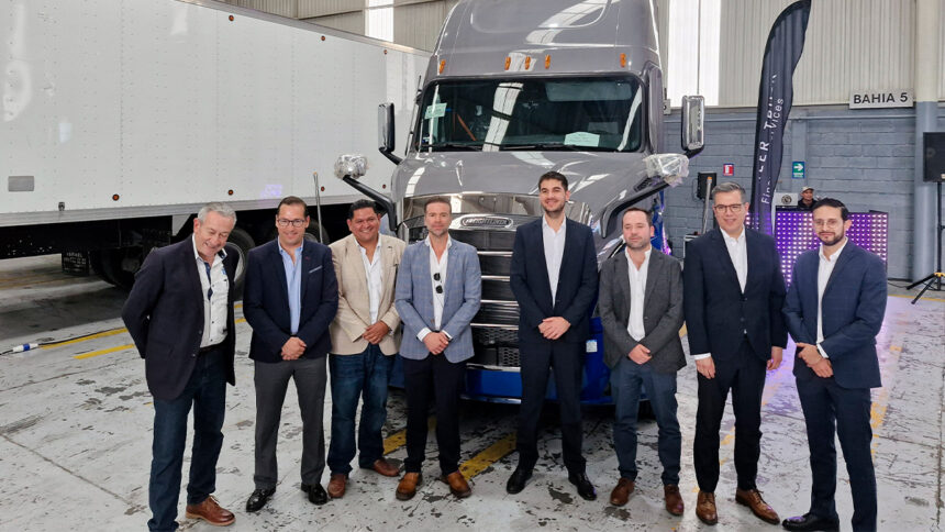 Directivos de Camiones Rivera y Daimler Truck posan durante la inauguración del complejo de servicio Camiones Rivera Toluca en Xonacatlán, Estado de México Factor automotor