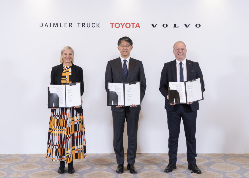 (De izq a der.) Karin Rådström, CEO de  Daimler Truck; Koji Sato, presidente de Toyota Motor Corporation y Martin Lundstedt, CEO de Volvo Group.Factor Automotor