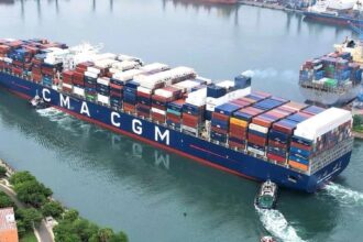 El cierre del Estrecho de Ormuz impactó el comercio internacional, provocando retrasos y elevando las tarifas de transporte aéreo y marítimo. Factor Automotor