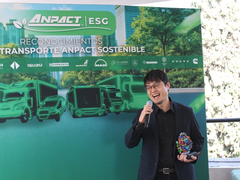 Representantes de Hino Motors Sales México reciben el reconocimiento especial ANPACT Sostenible por el diseño, operación y reutilización de su stand durante Expo Transporte ANPACT 2025.