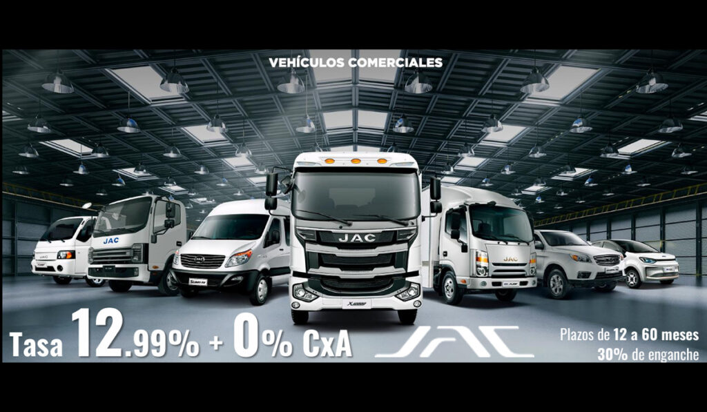 Camiones y vans de la marca JAC exhibidos en una nave industrial como parte de su portafolio de vehículos comerciales en México