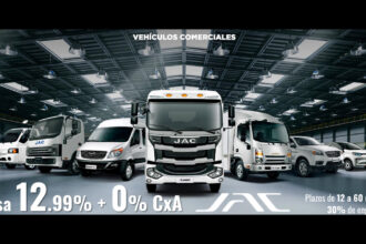 Camiones y vans de la marca JAC exhibidos en una nave industrial como parte de su portafolio de vehículos comerciales en México