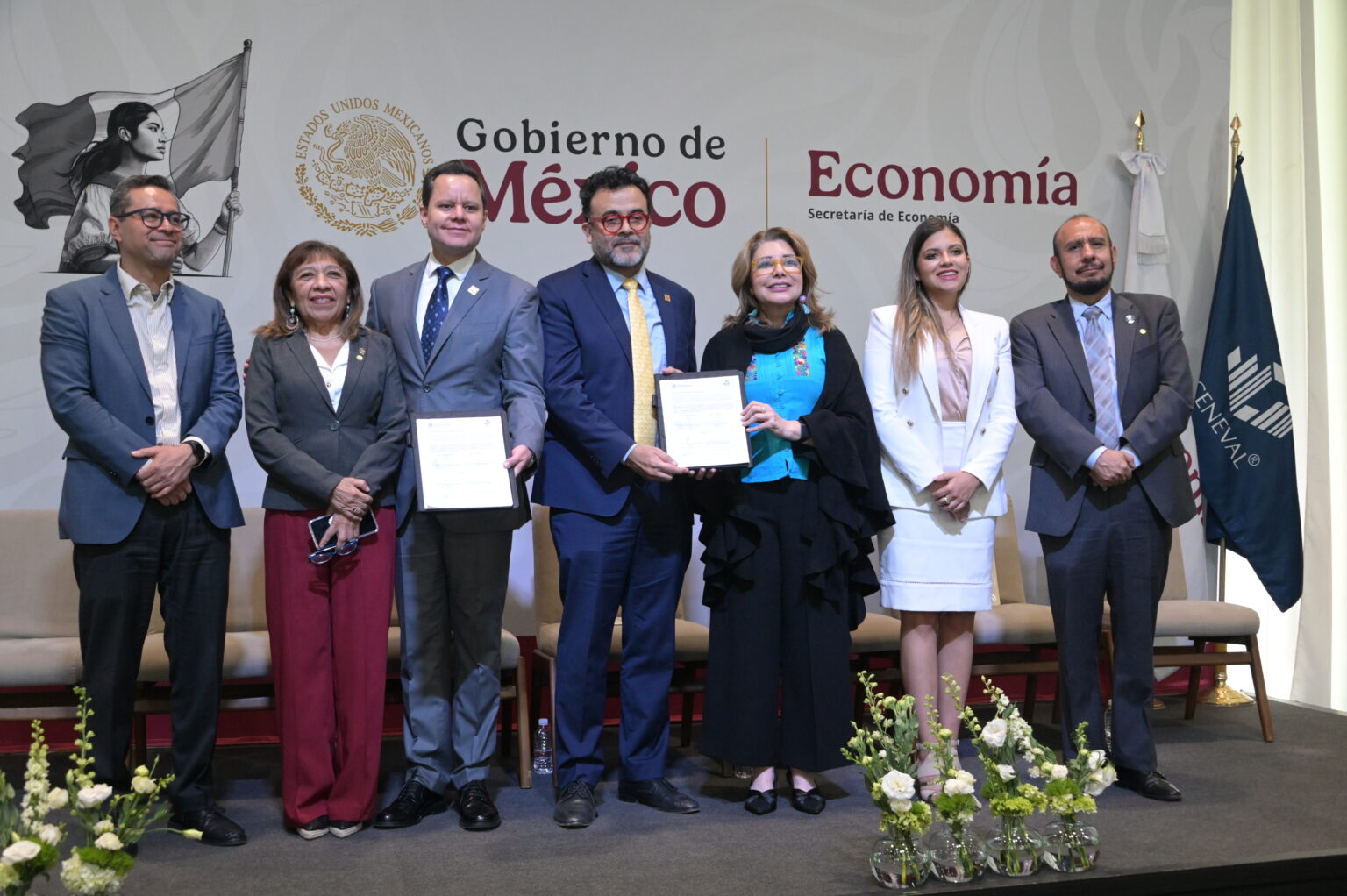 La directora del Ceneval, Carmen Enedina Rodríguez Armenta, y Sergio Silva Castañeda, titular de la Unidad de Fomento y Crecimiento Económico. Factor Automotor