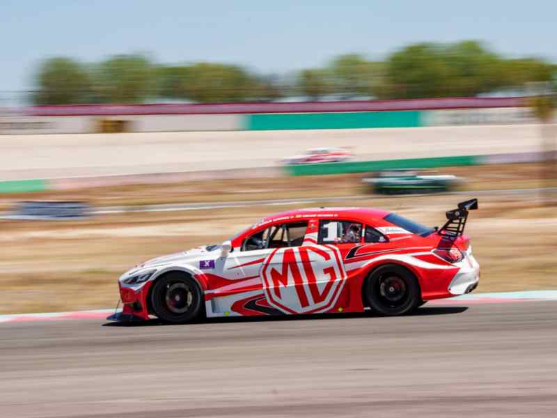 ●	MG Racing Team mantuvo un fin de semana sólido en pista, con Richards dominando desde la clasificación y consolidando el buen momento del equipo en el arranque de temporada.