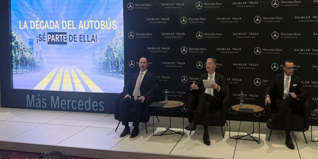 Holger Duerrfeld, CEO de Daimler Buses México y Raúl Antonio González, director de ventas, posventa y marketing de Mercedes Benz Autobuses en Expoforo Movilidad 2026 